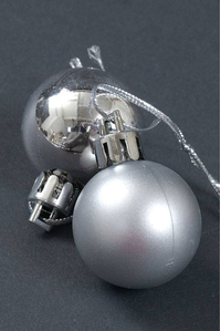 30MM SHINY & MATTE PLASTIC BALL ORNAMENT SILVER PKG/24