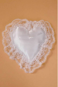 SMALL LACE HEART PILLOW WHITE