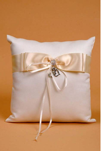 RING PILLOW W/HANGING HEART IVORY