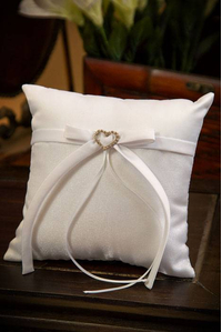 SQUARE RING PILLOW W/HEART WHITE