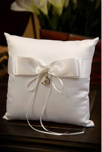 SQUARE RING PILLOW W/HANGING HEART WHITE