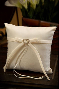 SQUARE RING PILLOW W/HEART IVORY