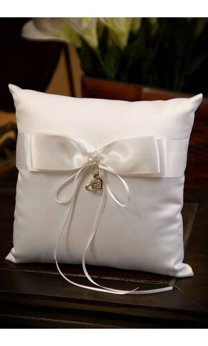 SQUARE RING PILLOW W/HANGING HEART WHITE