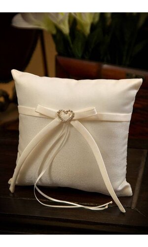 SQUARE RING PILLOW W/HEART IVORY